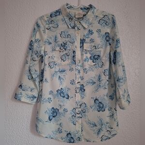 NWOT ST.JOHN'S BAY  White and Blue Floral Button-Down Shirt
